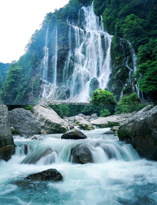 燕远村瀑布近景